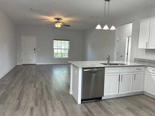 Building Photo - Newer Single Family Home 3-2-2 Seminole