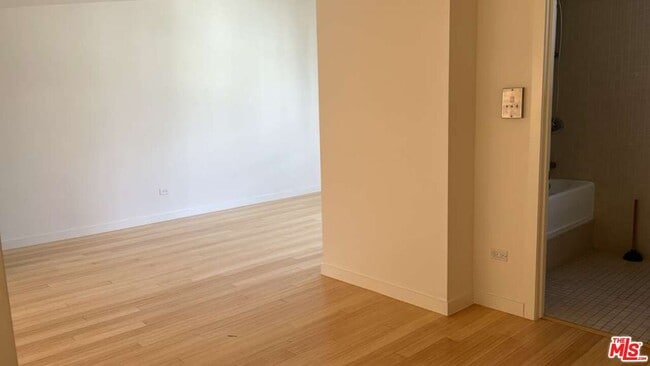 Building Photo - 800 Hampton Dr