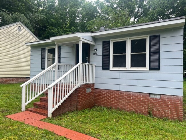 Primary Photo - Renovated 2 Bedroom House