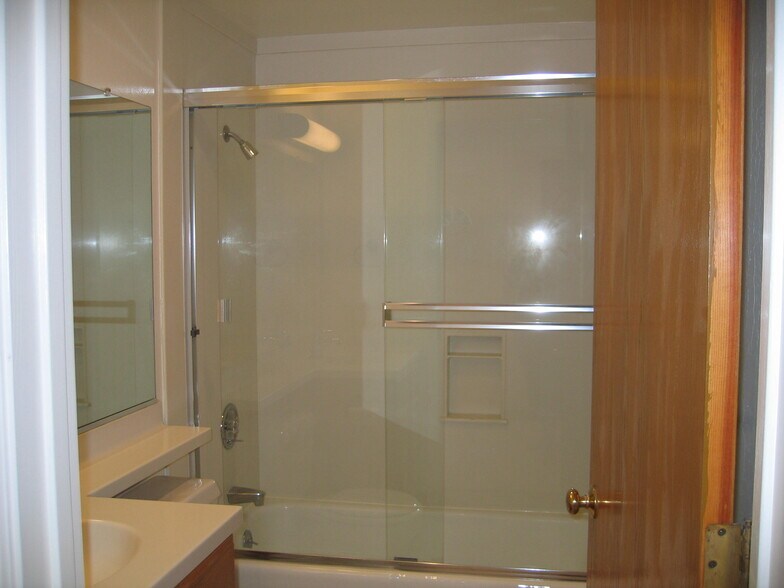 1st flr bath - 1310 Neilson St