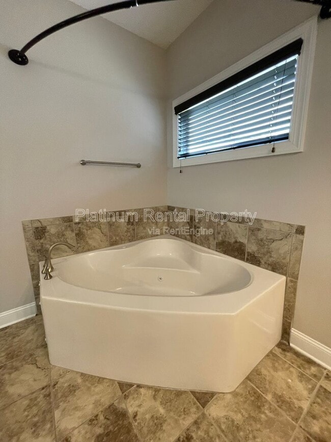 Building Photo - 600 Belton Ct