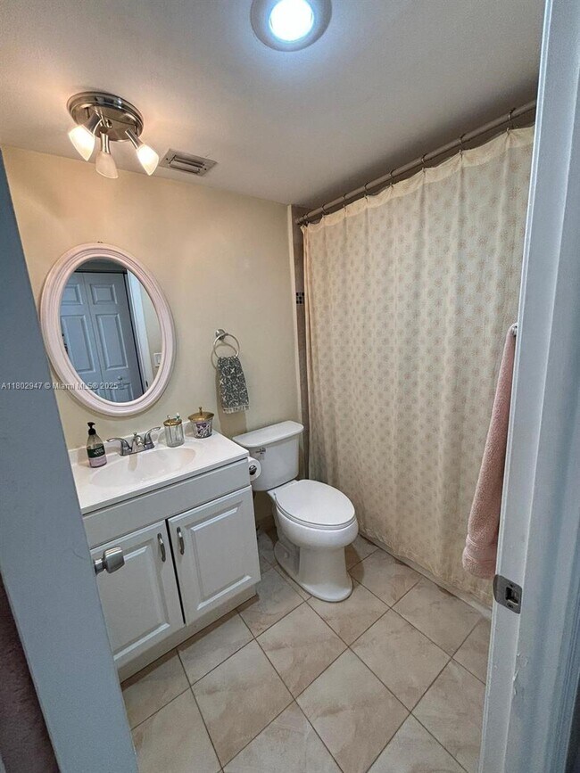 Building Photo - 9430 Poinciana Pl