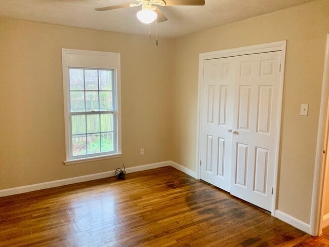 Building Photo - For Rent- 2 Bedroom, 1.5 Bath!