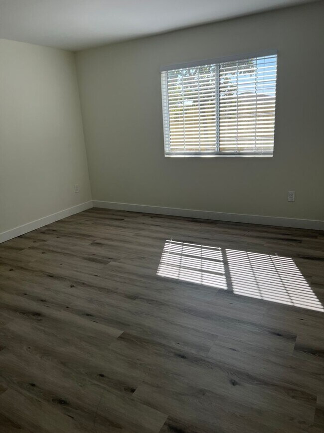 Building Photo - Delong Townhomes