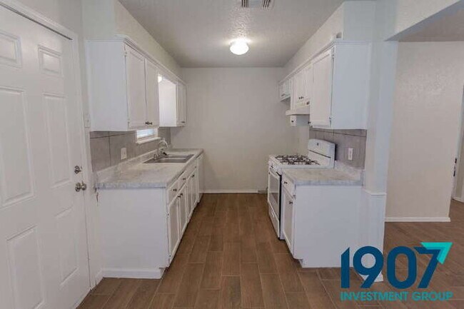 Building Photo - SPECIAL OFFER! Move In Now & Get 50% Off Y...