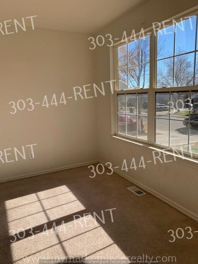 Building Photo - Spacious 3 Bedroom, 2 Bathroom!