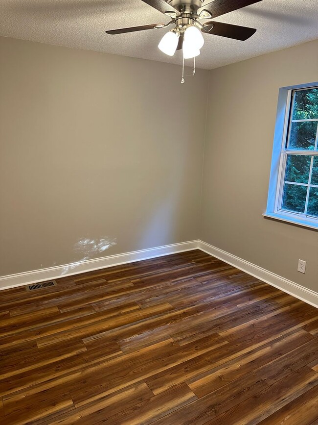 Building Photo - Recently Updated 4Bdrm/2bath home!