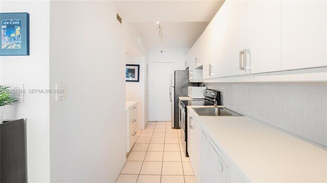 Building Photo - 100 Lincoln Rd