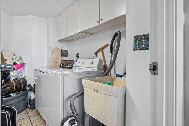 Building Photo - 1900 Consulate Pl