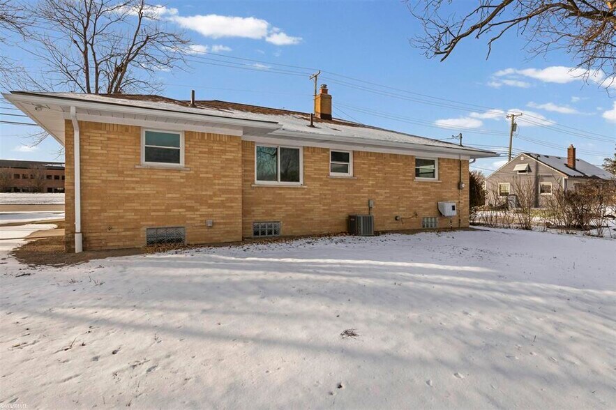 Building Photo - 46730 Romeo Plank Rd