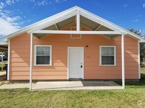 Building Photo - 3 bed, 1 bath home with CARPORT! Month to ...