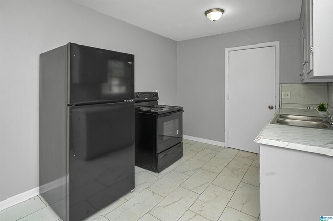 Building Photo - 328 Beta St