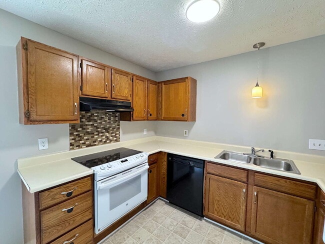 Building Photo - Beautiful Three Bedroom Home!