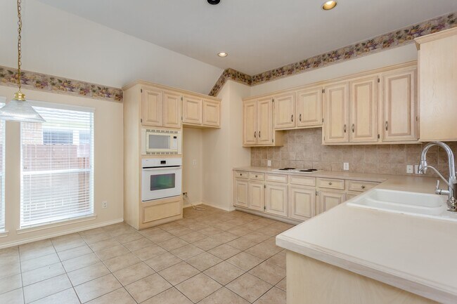 Building Photo - 21915 Rivergate Ct