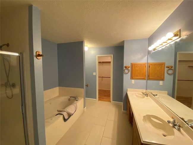 Building Photo - 705 Overbrook Dr