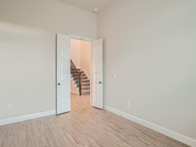Building Photo - 2800 Sebring Cir