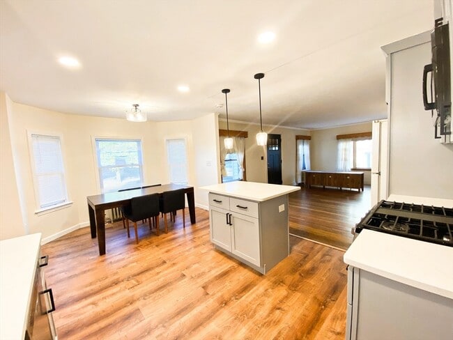 Building Photo - 143 Shore Dr