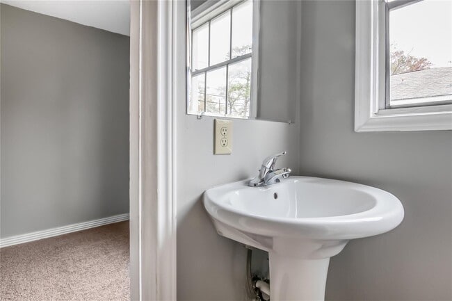 Building Photo - 7214 W Knoll St