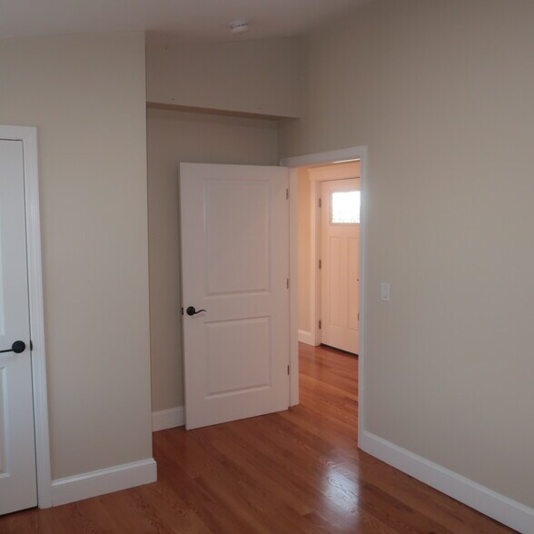 Building Photo - 32 Newhall St