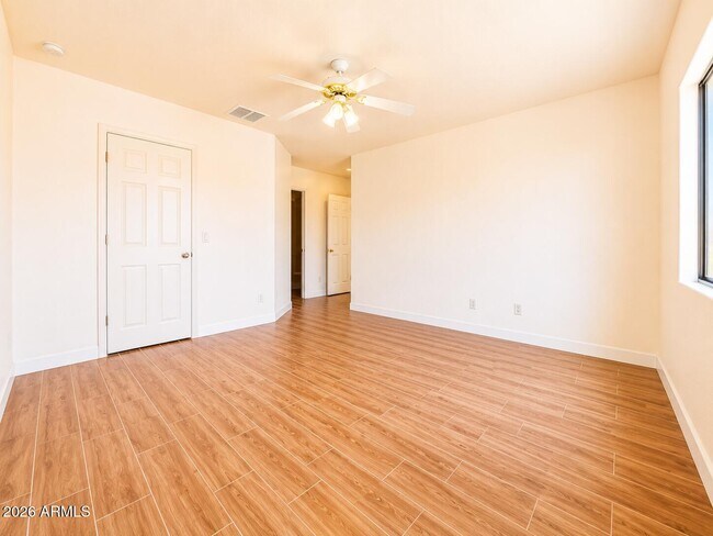 Building Photo - 5256 W Pleasant Ln