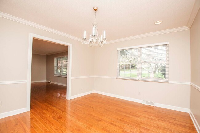 Building Photo - Halls 37938 - 4 bedroom, bath home with 4 garage spaces - Call Susan Niedergeses 865-300-4722