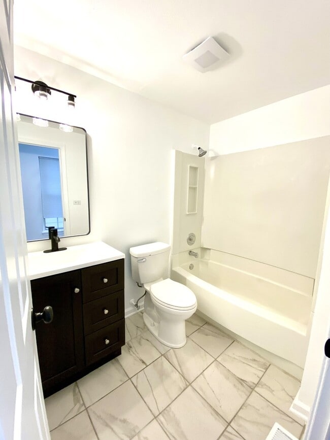 Building Photo - 629 W Streamwood Blvd