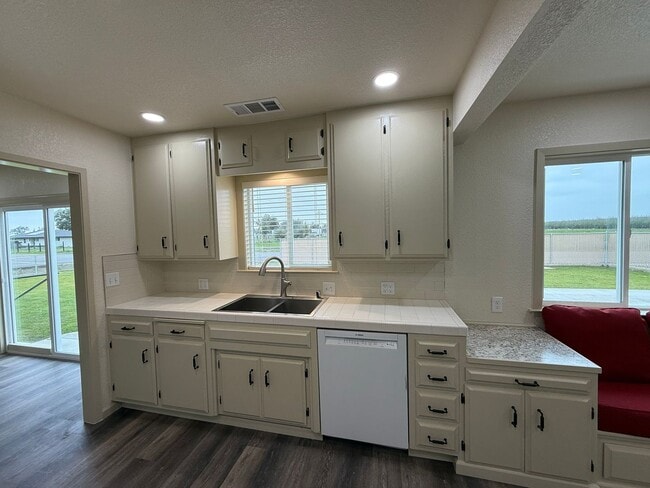 Building Photo - Newly remodeled country home!