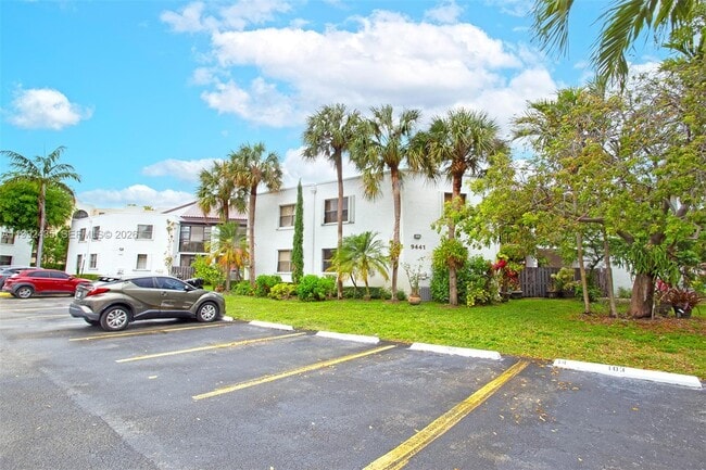 Building Photo - 9441 Fontainebleau Blvd