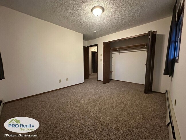 Building Photo - 3 Bedroom Main Level Duplex Unit
