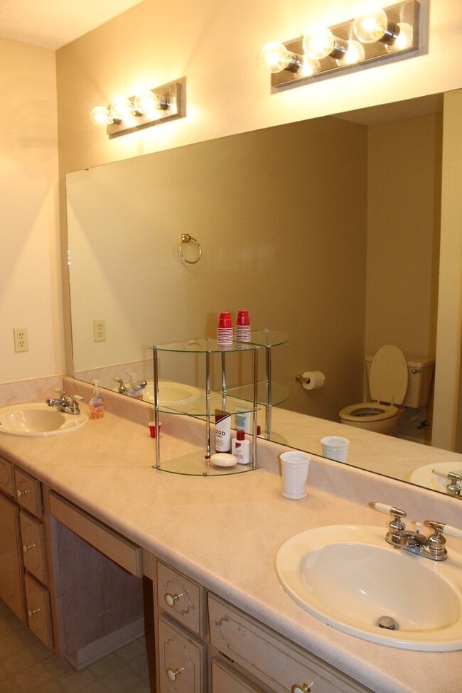 Building Photo - Exquisite 3BR/2BA Home Minutes from Moody AFB with Luxurious Features!