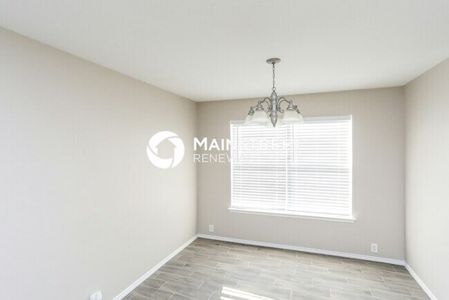 Building Photo - 4 Bedroom Pet-Friendly Home in Glenn Heigh...