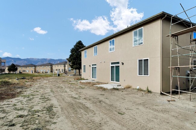 Building Photo - Conveniently Located 3-Bedroom Townhome Cl...