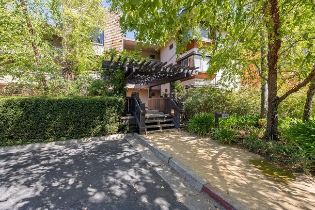 Building Photo - Elegant 2BR Condo with Golf Course Views i...