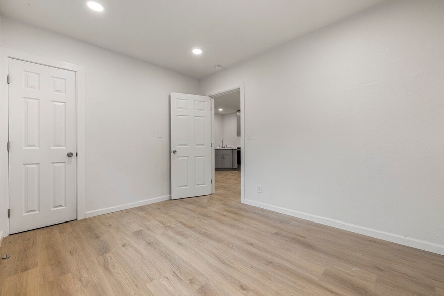 Building Photo - 214 Kimble St