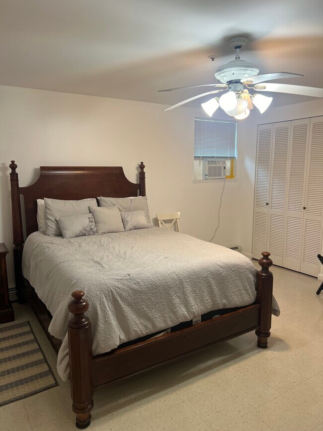 Building Photo - 33 Gainsborg Ave E