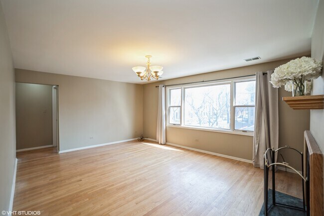 Building Photo - 702 S Lytle St