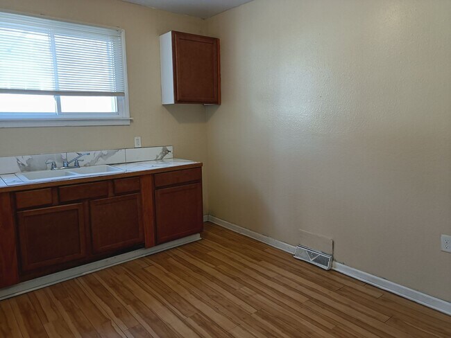 Building Photo - 1402 W Meinecke Ave