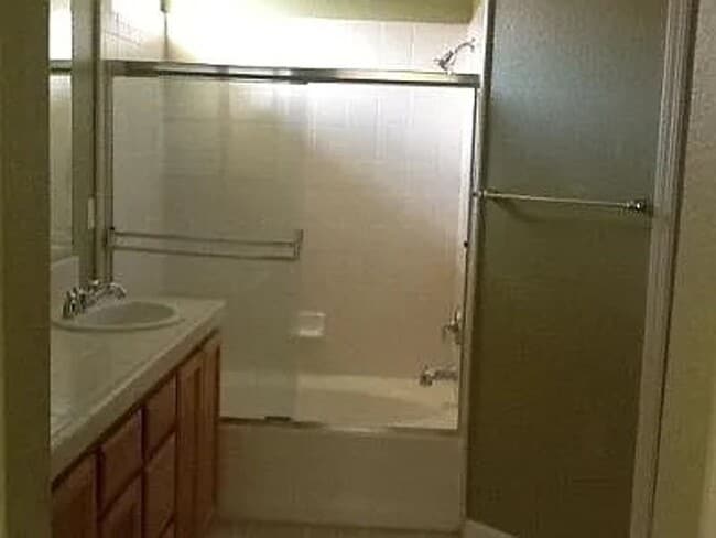 Building Photo - 3 bedroom, 2 bath house