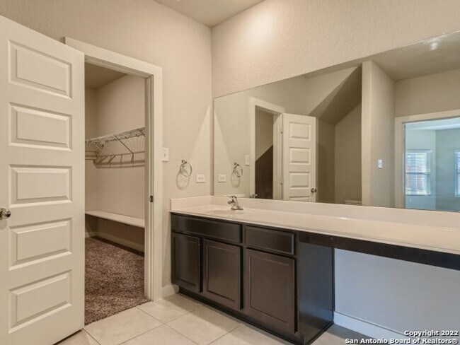 Building Photo - 5 Bedrooms with Tons of Indoor and Outdoor...