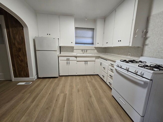 Building Photo - 2 Br 1 Ba ready now