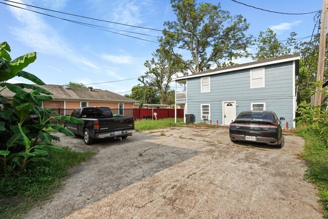 Building Photo - 523 Henke St