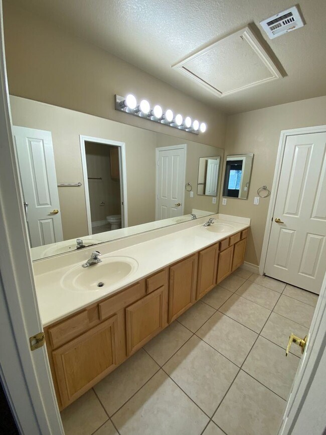 Building Photo - Beautiful 5 bed/3 bath home located in Hen...