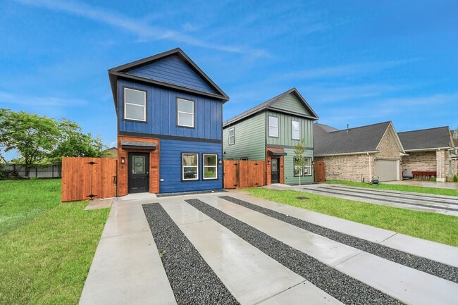 Building Photo - 3810 Hiford Dr