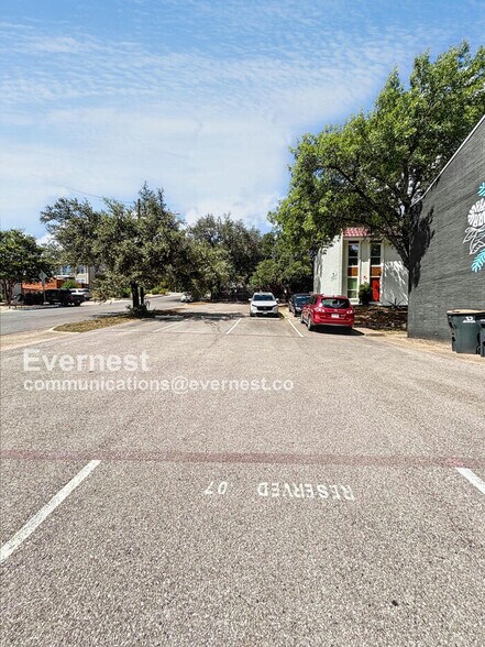 Building Photo - 3804 Southway Dr