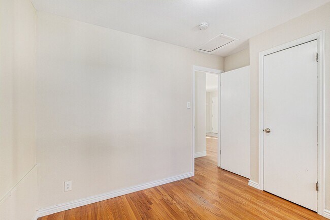 Building Photo - Spacious 2 bedroom with large den in the h...