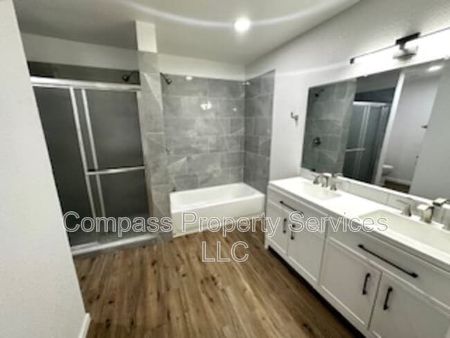 Building Photo - 300 N Oak Dr