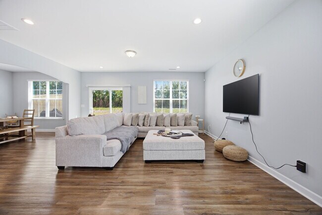 Building Photo - 450 Hawksbill Dr