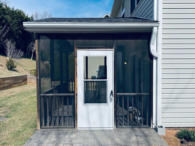 Building Photo - South AVL - Well Kept, Large Home with Garage