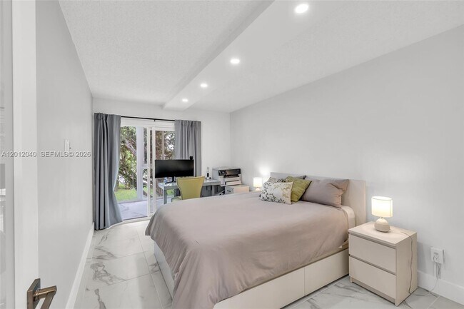 Building Photo - 3042 Harwood D