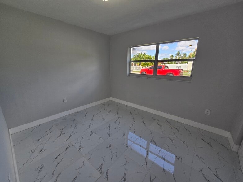 Building Photo - 1320 NE 211th Ter